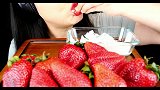 小姐姐吃新鲜水嫩的大草莓配甜腻腻鲜奶油，咀嚼音听起来水灵灵呀