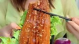 看到小姐姐哇哇吃鳗鱼，说真的，这鳗鱼瞬间勾起了我食欲