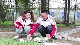 童年短剧：傻妞和哥哥一起玩过家家，结果妈妈来了也要参加，真逗