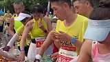 人们参加马拉松比赛，男子免费给吃东西