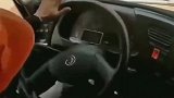 一月一万请的司机，光看转转向盘的技术，就知道是个高手了！