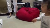 小女孩跟狗狗玩耍，一靠近狗狗就被舔到痒痒肉，笑到停不下来了