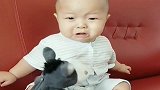 给儿子新买的玩具，没想到却吓成了这样，为娘都忍不住笑出声了