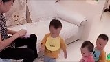 看奶奶是如何一人喂龙凤三胞胎兄妹吃饭的，宝宝们排排坐太棒了