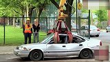 国外恶搞：帮美女看车，结果车却成了一块废铁，路人被吓到了！