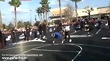 篮球-13年-保罗街头戏耍球迷 秀超华丽Crossover-新闻
