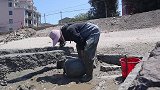 烂酒坛成了海货的“温床”，两条鳗鱼交缠一团，渔妹脸都看红了