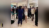 乔欣出席活动为什么全程捂衣领当她双手拿开时，网友不淡定了