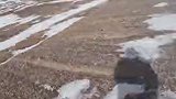 男子骑行遇暴雪困于西藏无人区，坐路边吃过期泡面时，意外被路过的军车“投喂”
