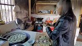 小伙放牛回家，媳妇正在做舌尖美食，想帮忙却被嫌弃身上臭