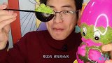 眼镜哥吃“鸭子水杯爆爆珠”，晶莹好似水葡萄，果酱迸射甜蜜