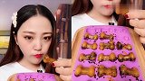 超可爱的小姐姐直播吃狗骨头，一口咬下去嘎嘣脆，是我向往的生活