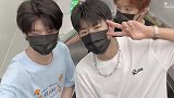 我还没有一个挂件好看？帅哥电梯