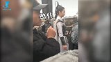 片场失误趣事多！演员入戏太深破门而出，群演砸到头部画面滑稽
