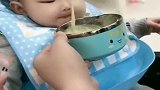 宝宝你吃面条的样子真是太可爱了，我估计你的妈妈都被你逗笑了吧