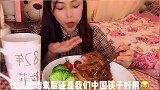 小姐姐吃牛排不用叉子非得用筷子，一看就是村里来的的姑娘