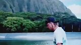 男子在河边玩耍被朋友推下河