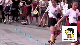 女孩表演花式轮滑，动作丝滑流畅！