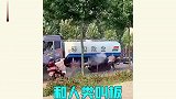 洒水车迷惑瞬间，不怕路上行人多，就怕碰见洒水车