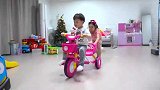 小萝莉在照顾宝宝哦