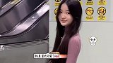 街拍：就是这个女人，回眸一笑真的被甜到了
