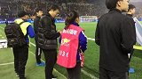中超-17赛季-王新欣场边观战申花也玩世林赞 满脸笑容低头玩手机-新闻