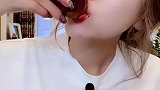 吃冰之前先吃口黑芝麻，这已经成为小姐姐的习惯了，看着挺舒服的