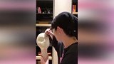 救救孩子！周震南直播给假人化妆 ，实力演绎被命运扼住喉咙