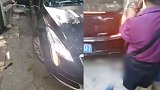 重庆一女司机驾车失控冲上人行道  撞伤6名行人