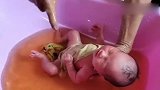 奶奶给大孙子洗澡，可是这洗澡水怎么黄黄的啊