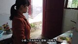 玥玥出生69天，看到婆婆吃饭馋得流口水，奶萌奶萌的样子真可爱