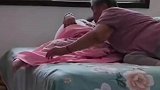 90岁的姥姥给62岁的妈妈掖被角