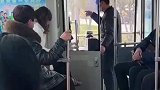 新手司机开公交车紧张，乘客要求更换司机