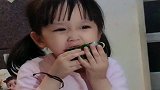 把女儿送娘家第一天，姥姥当晚就发来这一段视频，老脸要被丢尽了