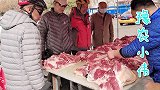 农村大集猪肉大降价，过路的见到都围着买，看看今天多少钱一斤？