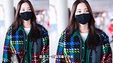 欧阳娜娜首次尝试“奶奶风”，穿格子外套，背小乌龟挎包超可爱