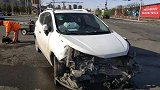 【山东】轿车失控 冲向路边铲倒一排单车猛撞大树