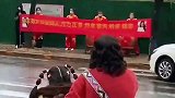 女子发现老公有外遇，扯横幅贴照片敲锣打鼓，替老公纳妾