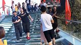 望天！浙江一男子景区恐高“僵化” 被保安搀扶通过玻璃栈道