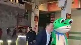 男子和青蛙人偶互动，没想青蛙人偶十分配合