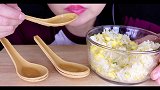 小姐姐吃蛋炒饭，吃完蛋炒饭把勺子也吃了，这是什么操作