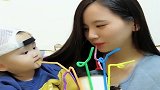 妈妈插了这么多吸管，宝宝都懵了，这到底喝哪根呀