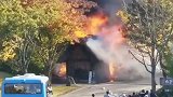 日本又一世界遗产白川乡突发大火！木屋被火光吞没 游客哀叹惋惜