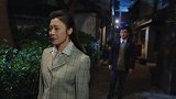 美女辞职不被家人理解，男友追上前去安慰