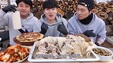 吃海鲜葱饼+炖鸡+泡菜