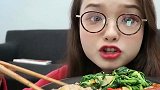 上海妹子吃鳗鱼便当，黄黄的鳗鱼肉馋得我直流口水