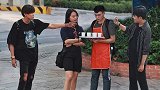“滚！”看到勤工俭学的男生遭同学羞辱，路人怒吼