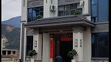 小时候因为家里穷，哥哥被全村人瞧不起，现在哥哥在国外打拼30年，回村后把老房子拆了，建起全村第一栋大别墅！