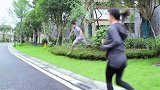 美女遇二货小伙打劫，美女智商太高了，把小伙整惨了