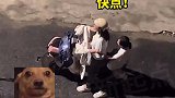 网友拍下母亲教育女儿引发争议，是叛逆还是无知